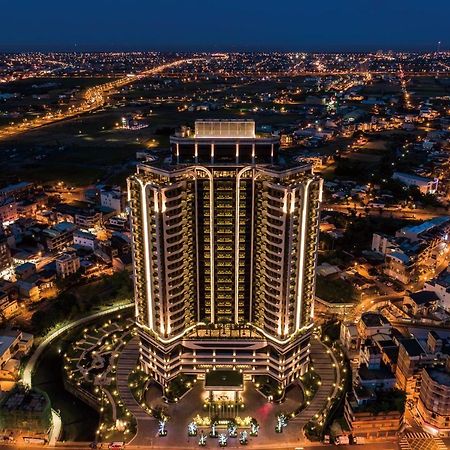 Cuncyue Hot Spring Resort Luodong Εξωτερικό φωτογραφία The hotel at night