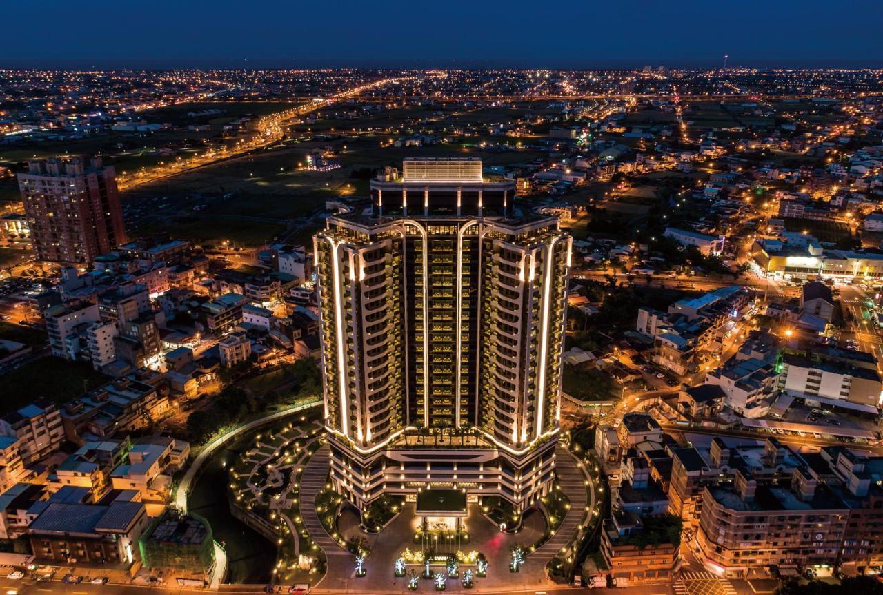 Cuncyue Hot Spring Resort Luodong Εξωτερικό φωτογραφία The hotel at night