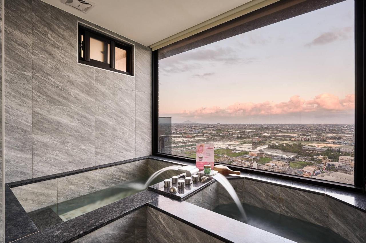 Cuncyue Hot Spring Resort Luodong Εξωτερικό φωτογραφία A modern Japanese bath