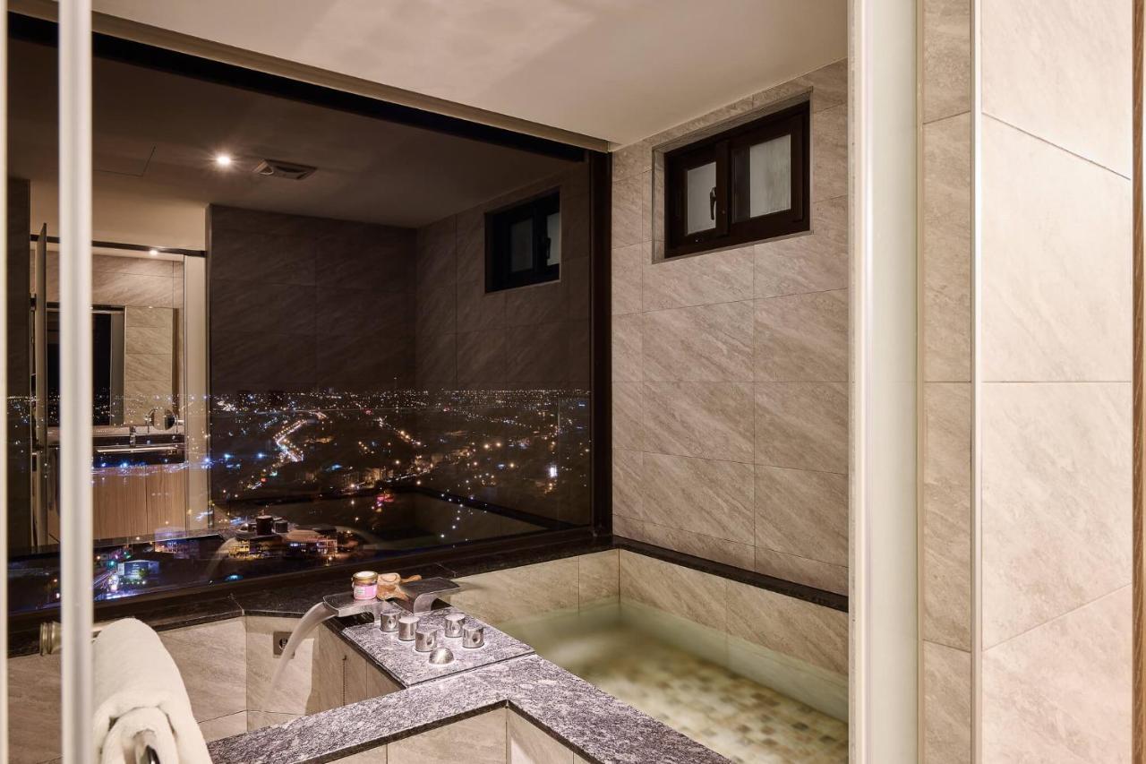 Cuncyue Hot Spring Resort Luodong Εξωτερικό φωτογραφία Bathroom with a view