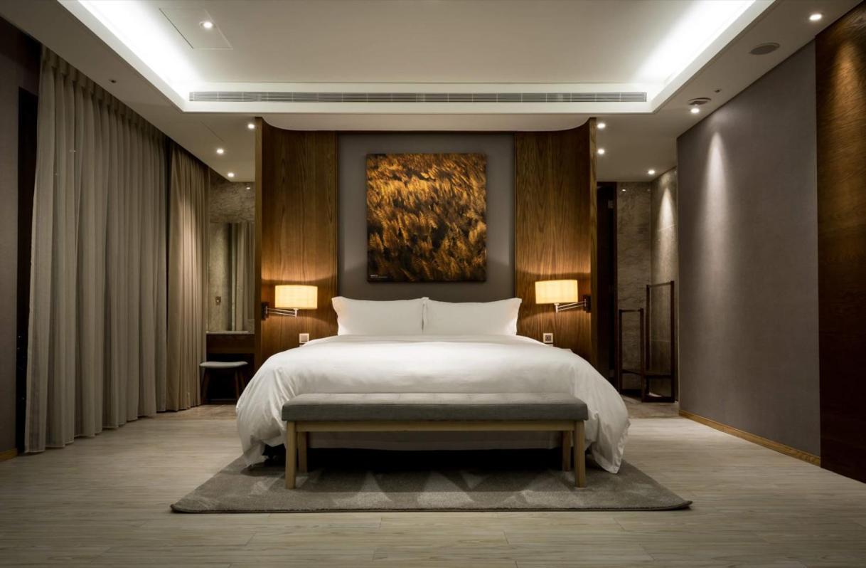 Cuncyue Hot Spring Resort Luodong Δωμάτιο φωτογραφία A bedroom at The Ritz-Carlton, Hong Kong