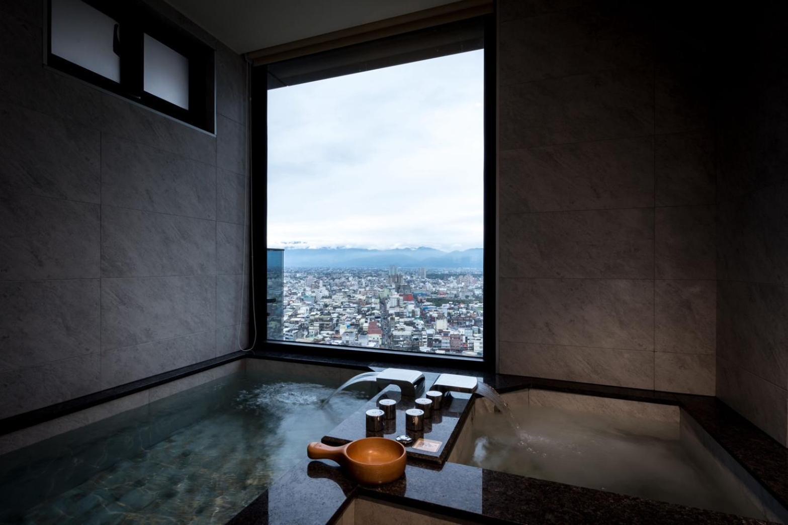 Cuncyue Hot Spring Resort Luodong Δωμάτιο φωτογραφία A view of Mount Takami from the hotel