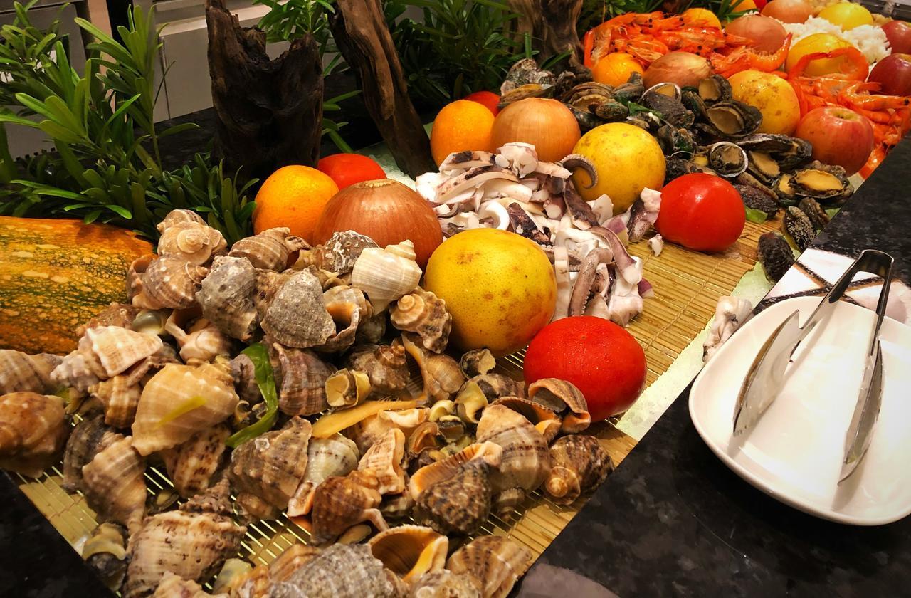Cuncyue Hot Spring Resort Luodong Εξωτερικό φωτογραφία A selection of seafood at a buffet