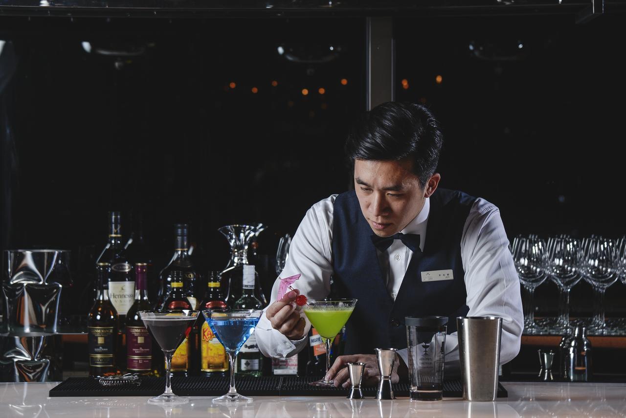 Cuncyue Hot Spring Resort Luodong Εξωτερικό φωτογραφία Bartender at work